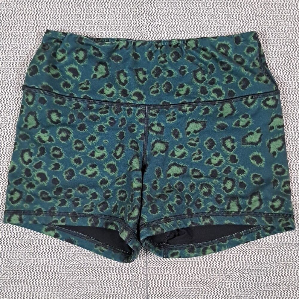 Fleo Women’s 3.5” Leopard Mid Rise Shorts Size M Green/Black - Picture 2 of 8